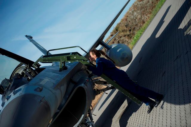 H Eλληνίδα αμαζόνα των F16 που εντυπωσίασε το Ν.Α.Τ.Ο - Φωτογραφία 4