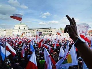 Μεγάλη αντικυβερνητική διαδήλωση στη Βαρσοβία - Φωτογραφία 1