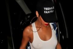Rihanna: Πήγε να υπογράψει αυτόγραφα και ξέχασε το σουτιέν της! (Φωτογραφίες)