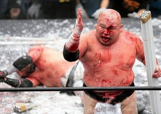 Αυτό είναι το πιο βίαιο άθλημα στον κόσμο: Aγώνες πάλης με λάμπες φθορίου - Φωτογραφία 1