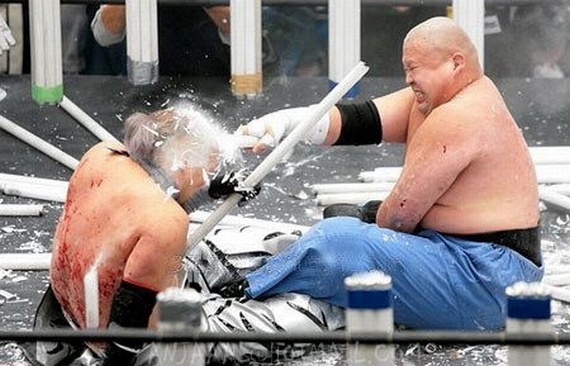 Αυτό είναι το πιο βίαιο άθλημα στον κόσμο: Aγώνες πάλης με λάμπες φθορίου - Φωτογραφία 2