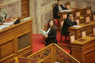 Απίστευτο βίντεο: «Ψηφοφορία» στην Βουλή με τρεις βουλευτές που δεν μιλούσαν! Έξαλλη η Κωνσταντοπούλου - Φωτογραφία 1
