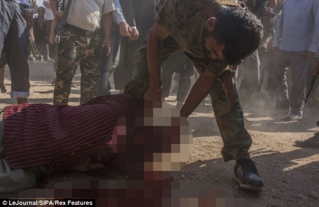 Συρία - Φωτογραφίες φρίκης με αποκεφαλισμούς ανθρώπων...!!! - Φωτογραφία 10