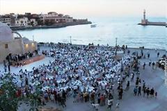 Αναβίωση Κρητικού γάμου για επισκέπτες κρουαζιέρας στο λιμάνι των Χανίων
