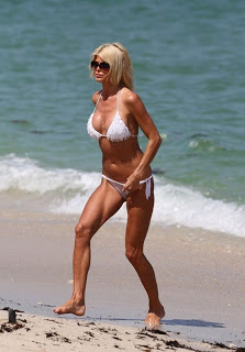 Η Victoria Silvstedt με λευκό μπικίνι στην παραλία του Miami - Φωτογραφία 2