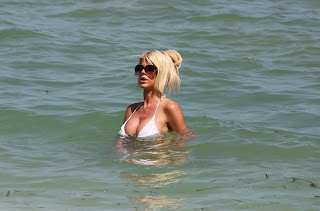 Η Victoria Silvstedt με λευκό μπικίνι στην παραλία του Miami - Φωτογραφία 6