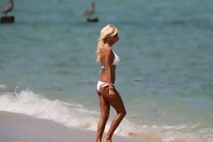 Η Victoria Silvstedt με λευκό μπικίνι στην παραλία του Miami