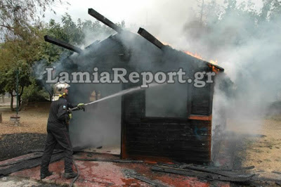 Στυλίδα: Λαμπάδιασε ξύλινο σπιτάκι στο πάρκο του Λαού - Φωτογραφία 3