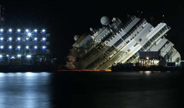 «Όρθιο» το Costa Concordia – Εντυπωσιακές ΦΩΤΟ - Φωτογραφία 6