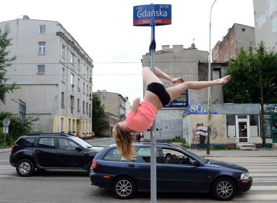 Οδός... Pole Dancing;;; Σε ποια χώρα της Ευρώπης τα κορίτσια... καβαλάνε στύλους στο δρόμο;;; (PHOTOS) - Φωτογραφία 2