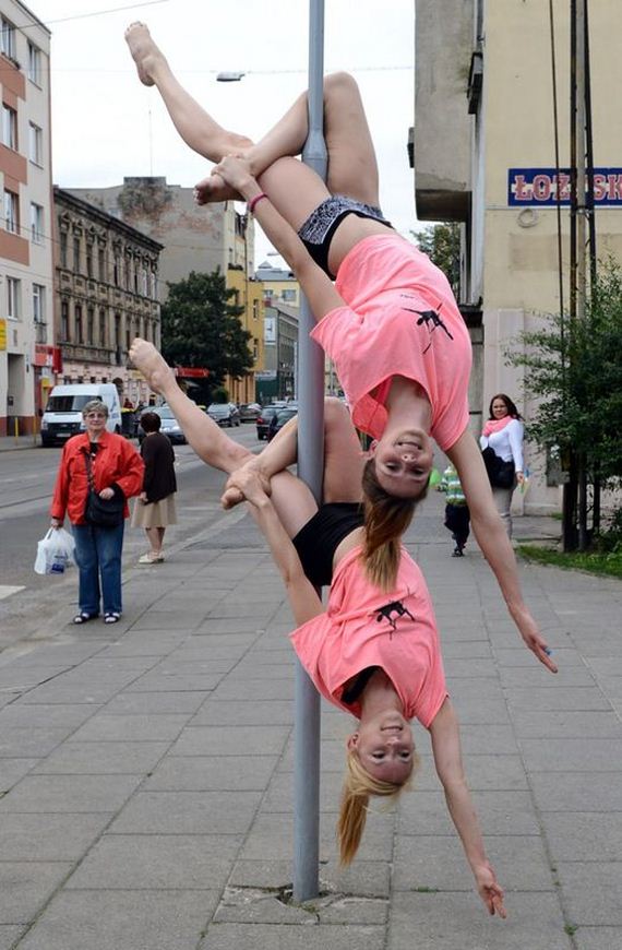 Οδός... Pole Dancing;;; Σε ποια χώρα της Ευρώπης τα κορίτσια... καβαλάνε στύλους στο δρόμο;;; (PHOTOS) - Φωτογραφία 5