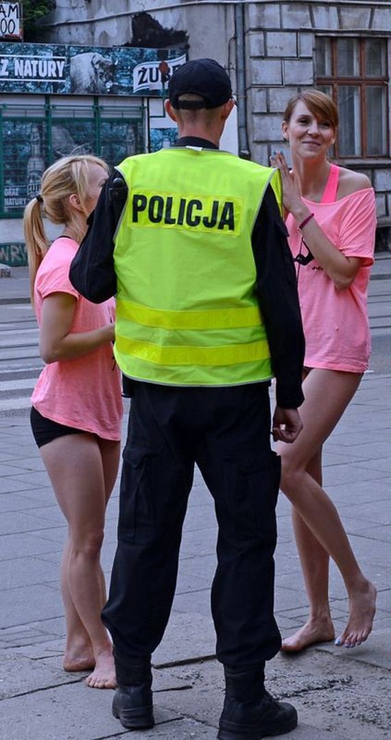 Οδός... Pole Dancing;;; Σε ποια χώρα της Ευρώπης τα κορίτσια... καβαλάνε στύλους στο δρόμο;;; (PHOTOS) - Φωτογραφία 6