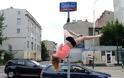 Οδός... Pole Dancing;;; Σε ποια χώρα της Ευρώπης τα κορίτσια... καβαλάνε στύλους στο δρόμο;;; (PHOTOS) - Φωτογραφία 2