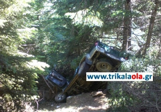 Τρίκαλα: Αυτοκίνητο με δύο άτομα έπεσε σε χαράδρα 300 μέτρων - Φωτογραφία 1