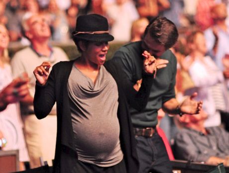 Έγκυος και χορευταρού! Δείτε την ετοιμόγεννη Χ. Μπέρι σε συναυλία - Φωτογραφία 3