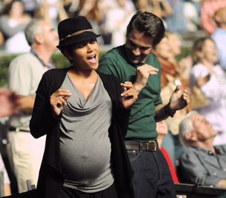 Έγκυος και χορευταρού! Δείτε την ετοιμόγεννη Χ. Μπέρι σε συναυλία - Φωτογραφία 4