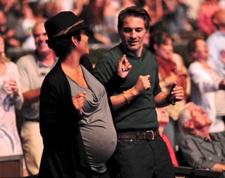 Έγκυος και χορευταρού! Δείτε την ετοιμόγεννη Χ. Μπέρι σε συναυλία - Φωτογραφία 5