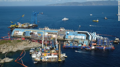 Tο Costa Concordia είναι και πάλι «όρθιο» - Από τα ξημερώματα δεσπόζει στην είσοδο του λιμανιού του νησιού Τζίλιο - Φωτογραφία 2