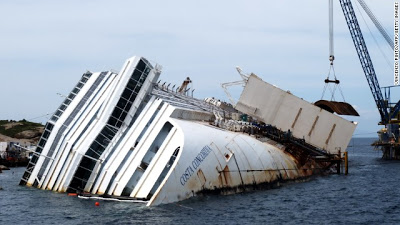 Tο Costa Concordia είναι και πάλι «όρθιο» - Από τα ξημερώματα δεσπόζει στην είσοδο του λιμανιού του νησιού Τζίλιο - Φωτογραφία 5