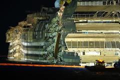 Tο Costa Concordia είναι και πάλι «όρθιο» - Από τα ξημερώματα δεσπόζει στην είσοδο του λιμανιού του νησιού Τζίλιο