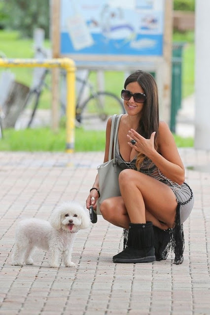 Παπαράτσι: Νεαρή ηθοποιός έβγαλε βόλτα τον σκυλό της και το «νινάκι» της - Φωτογραφία 3