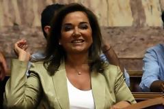 H Nτόρα Μπακογιάννη αδυνάτισε, κυκλοφορεί με χαλαρό σινιόν, μαυρισμένη και με smoky eyes - Δείτε φωτο