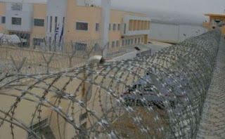 Αυτοσχέδια μαχαίρια και κινητά βρήκαν στα κελιά των κρατουμένων στο Δομοκό οι αστυνομικοί - Φωτογραφία 1