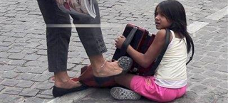 Eικόνες που σοκάρουν: Ιδιοκτήτρια καταστήματος στον πεζόδρομο της Ακρόπολης κλοτσάει παιδί που παίζει ακορντεόν και ζητιανεύει - Φωτογραφία 1