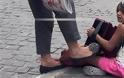 Eικόνες που σοκάρουν: Ιδιοκτήτρια καταστήματος στον πεζόδρομο της Ακρόπολης κλοτσάει παιδί που παίζει ακορντεόν και ζητιανεύει