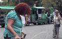 Eικόνες που σοκάρουν: Ιδιοκτήτρια καταστήματος στον πεζόδρομο της Ακρόπολης κλοτσάει παιδί που παίζει ακορντεόν και ζητιανεύει - Φωτογραφία 2
