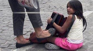 Εξοργιστική εικόνα: Γυναίκα κλωτσάει κοριτσάκι που παίζει ακορντεόν κάτω από την Ακρόπολη! - Φωτογραφία 1