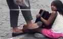 Εξοργιστική εικόνα: Γυναίκα κλωτσάει κοριτσάκι που παίζει ακορντεόν κάτω από την Ακρόπολη!