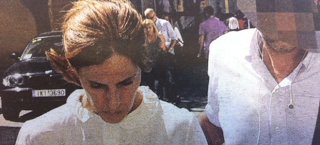 Αγνώριστη η Ρεβέκκα Καρούζου: Δεμένα μαλλιά, κλειστό πουκάμισο, έκλαιγε πριν οδηγηθεί στη φυλακή - Φωτογραφία 1