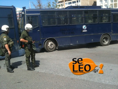 Θεσσαλονίκη: Έγραψαν σύνθημα κατά της Χρυσής Αυγής πάνω σε κλούβα των ΜΑΤ! - Φωτογραφία 2
