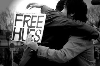 Πάτρα: Free Hugs στην πλατεία Γεωργίου - Φωτογραφία 1