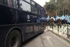 Βγήκαν όπλα έξω από τα γραφεία της Χρυσής Αυγής [foto - video]