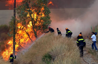 Αχαΐα: Σε εξέλιξη μεγάλη πυρκαγιά στο Λαμπίρι Αιγιάλειας - Φωτογραφία 1
