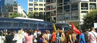Μεγάλη διαδήλωση κατά της διαθεσιμότητας στη Θεσσαλονίκη - Οι διαδηλωτές προσπάθησαν να φθάσουν στα γραφεία της Χρυσής Αυγής [video] - Φωτογραφία 1