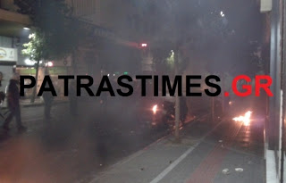 Πάτρα-Τώρα: Εμπόλεμη ζώνη το κέντρο της Πάτρας - Σοβαρά επεισόδια στην πορεία των Αντιεξουσιαστών - Φωτογραφία 1