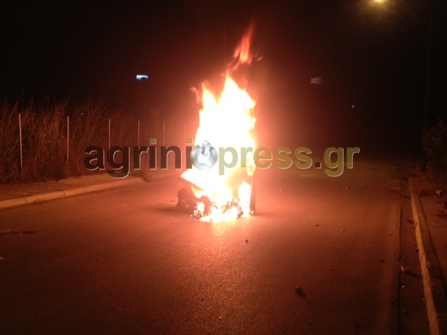 Πετροπόλεμος, φωτιές και δακρυγόνα δίπλα από το Αστυνομικό Μέγαρο - Φωτογραφία 2