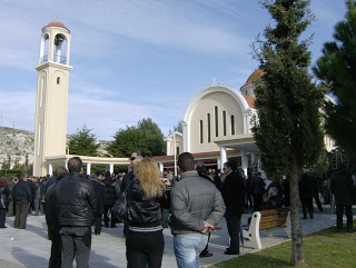 Πολύς κόσμος στην κηδεία του Παύλου Φύσσα στο νεκροταφείο Σχιστού - Φωτογραφία 1
