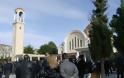 Πολύς κόσμος στην κηδεία του Παύλου Φύσσα στο νεκροταφείο Σχιστού