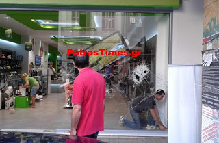 Πάτρα: Ζημιές σε καταστήματα, ΑΤΜ, καμένοι κάδοι και φθορές στο Δημαρχείο - Φωτογραφία 1