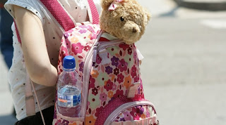 Βλάβες στη σπονδυλική στήλη προκαλεί η βαριά σχολική τσάντα - Φωτογραφία 1