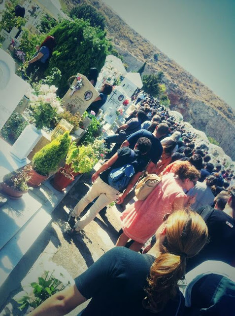 Ενταση στην κηδεία του Παύλου Φύσσα: Οι συγγενείς του έδιωξαν τους δημοσιογράφους - Φωτογραφία 2