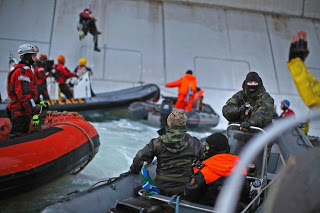 ΠΡΙΝ ΛΙΓΟ: Ένοπλοι άνδρες του ρωσικού λιμενικού επιβιβάστηκαν παράνομα στο πλοίο της Greenpeace - Φωτογραφία 1