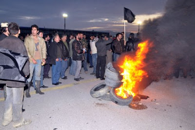 Στο σκαμνί 93 αγρότες της Κρήτης για τα επεισόδια στο αεροδρόμιο Ηρακλείου - Φωτογραφία 2