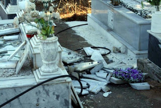 Ηλεία: Ζημιές σε 30 τάφους από κλέφτες καντηλιών - Φωτογραφία 1