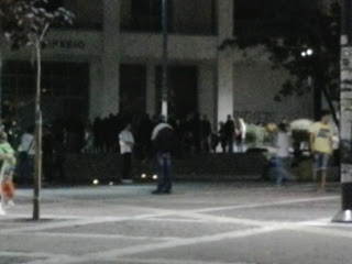 Νυχτερινή αντιφαστική διαμαρτυρία έξω από το Δημαρχείο της Ξάνθης - Φωτογραφία 1