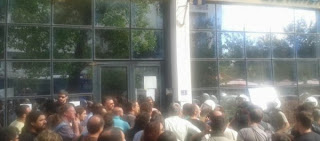 ΤΩΡΑ: Ένταση στην ΕΤ 3 - ΜΑΤ έχουν αποκλείσει την είσοδο - Βουλευτές του ΣΥΡΙΖΑ ζητούν να εισέλθουν στο κτίριο - Φωτογραφία 1